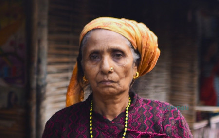 भुटानको चेम्गाङ जेलमा रहेका आफ्ना छोरा भेट्न पन्ध्र वर्षदेखि धाइरहेकी आमा डम्बरकुमारी अधिकारी। तस्बिर: नारायण महर्जन/सेतोपाटी